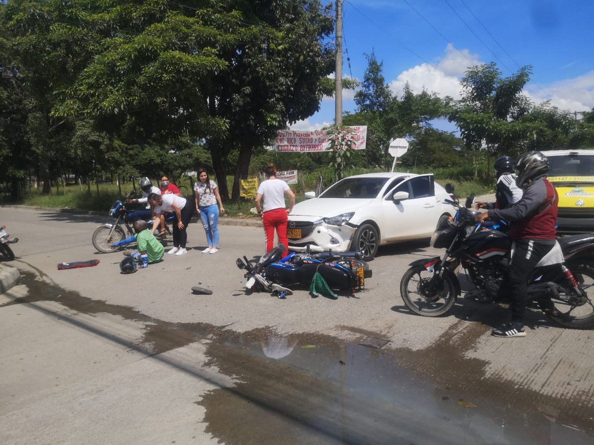 nacordr7's tweet photo. Nuevamente hoy #23deNoviembre se presenta un accidente en la misma esquina que hicimos mención la semana anterior, dónde solicitamos un reductor de velocidad a través del requerimiento debidamente radicado ante la @TransitoMtr con el número de solicitud 4512 de 2020. #Monteria. https://t.co/cNPAebleVW