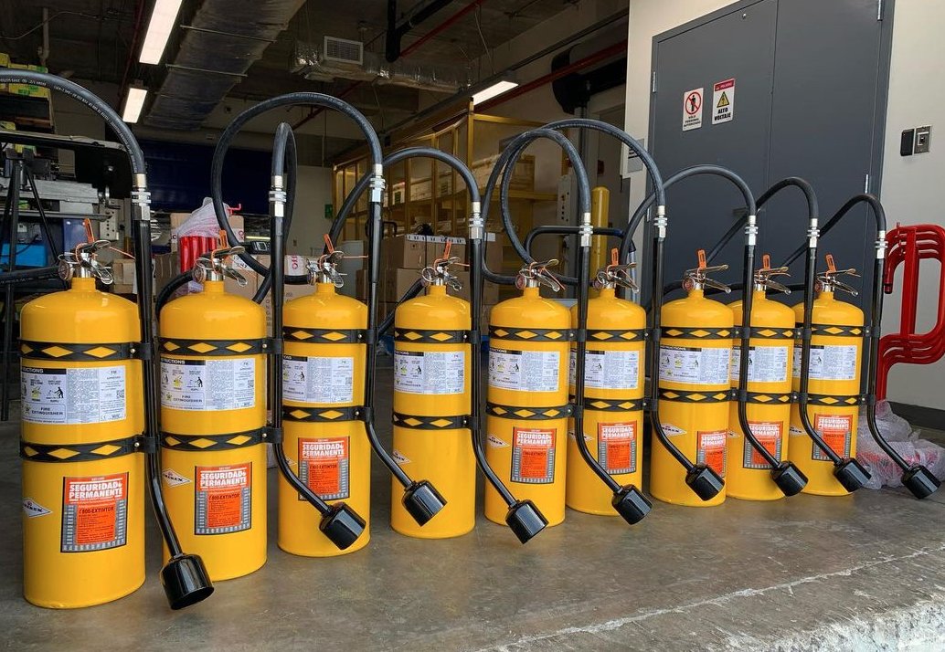 Amerex_Corp's tweet image. Now *this* is how you protect against #classD #firehazards! Thanks to distributor @SP_Inversiones for tagging us in this great shot on Instagram!

#fireprotection #firesuppression #fireextinguishers