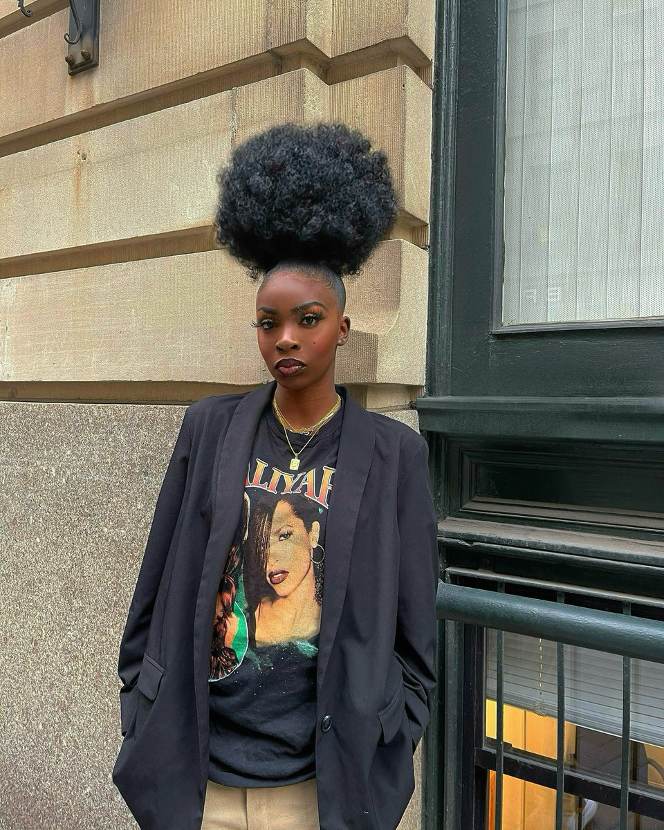 chocodamiix's tweet photo. Just a black beauty in the city https://t.co/AWPMBLCk8L