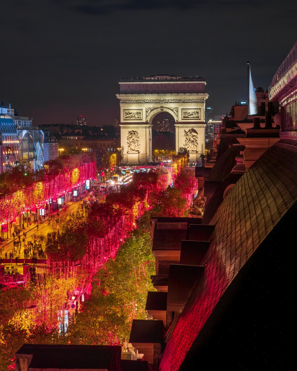 ArcDeTriomphe's tweet image. La nuit tombe sur l'#ArcDeTriomphe et les #ChampsElysées désormais illuminés pour les fêtes de fin d'année 🌃

📸gogojungle bit.ly/Gogojungle