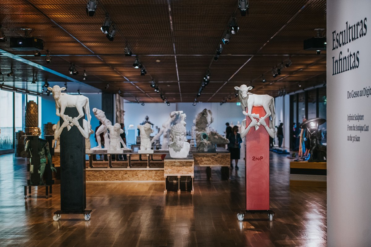 Inspirada na escultura antiga «Carregador de Bezerros» descoberta na Acrópole, a obra «Kalbträgerin», presente na exposição «Esculturas Infinitas», surge do interesse da artista Aleksandra Domanović pela clonagem, pela gestação de substituição e in-vitro...