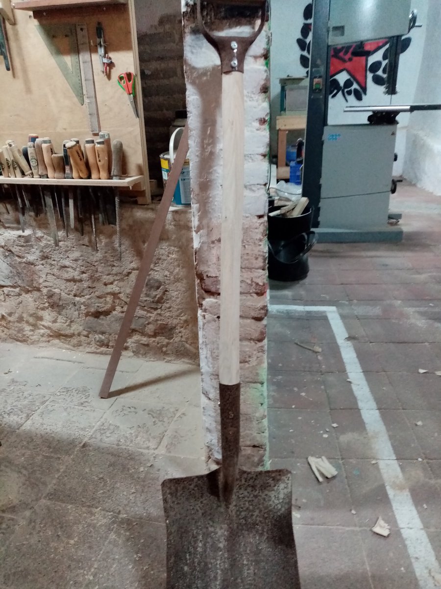 Aniol_unedo's tweet photo. Mànec nou per una pala vella.
#fusta de #freixes de l' #Ardenya https://t.co/WuRK54QVSB