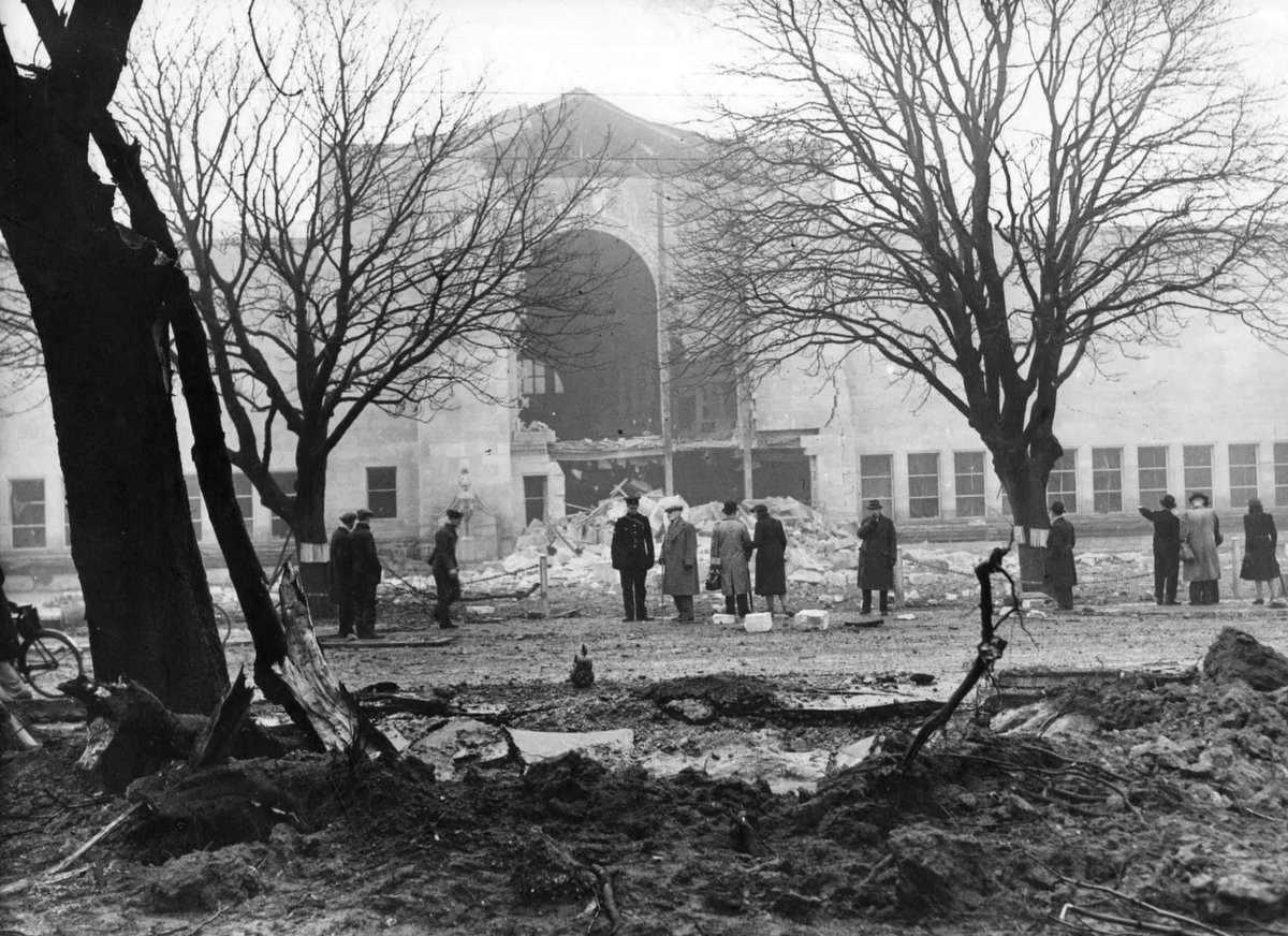 On 6 November 1940, a 500lb bomb hit the Civic Centre’s art gallery during a daylight air raid on Southampton.The explosion killed thirty-five people.Tragically, a class of fifteen children had been taking shelter in the basement and only one child survived the direct hit.