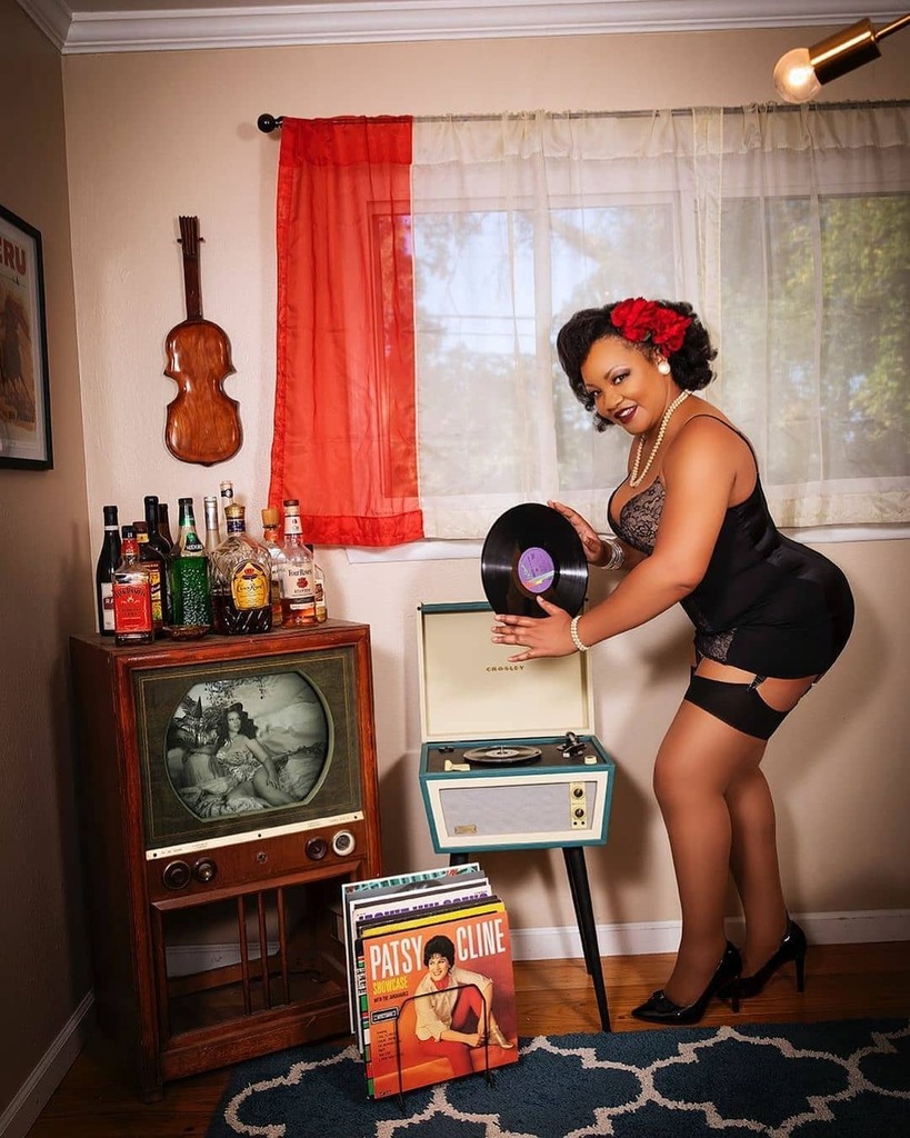 CPinups's tweet photo. Happy Monday courtesy of @mocha_mischief
• • • • • •
@marileecarusophotography does it again! Let me put on a little something we can groove to.... 📸: Marilee Caruso Photography MUAH: Marilee Caruso #pinup #pinupsofcolor #pinupsofcolour #blackpin… https://t.co/LoOl4VxFPq https://t.co/3wzgHirASg