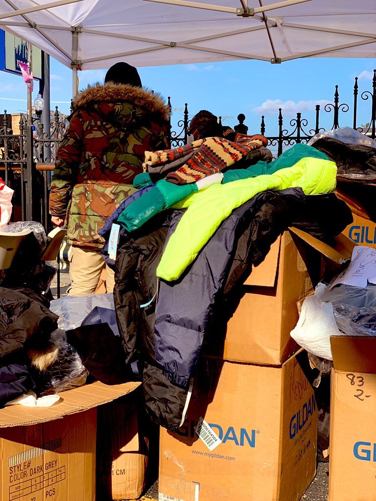 imancentral's tweet photo. On this sunny November day, we are hosting our Annual Turkey Drive with support from @IFANCA , as well as a winter clothing drive donated by the DIC.
Even with masks and physical distance, this morning has been all smiles, gratitude, and love!
#fightfearbuildpower https://t.co/yD164OXU2e