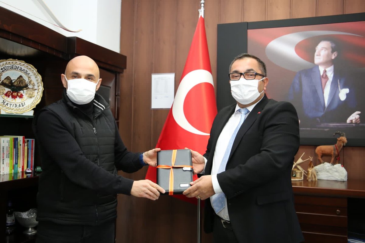 Bugün İl Milli Eğitim Müdürümüz Sn.<a href="/gurselekmekci/">Gürsel EKMEKCİ</a> beyi makamında ziyaret edip kendisinin nezdinde,ilimizin eğitimi için her kademe de emek veren eğitim paydaşlarının ve kıymetli öğretmenlerimizin Öğretmenler gününü kutladık. Nazik kabulleri için  kendisine minnettarız.