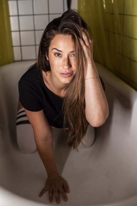 Shower, but make it weird https://t.co/uLcVixPmVo to get the full photoset https://t.co/DdzPcLwSng