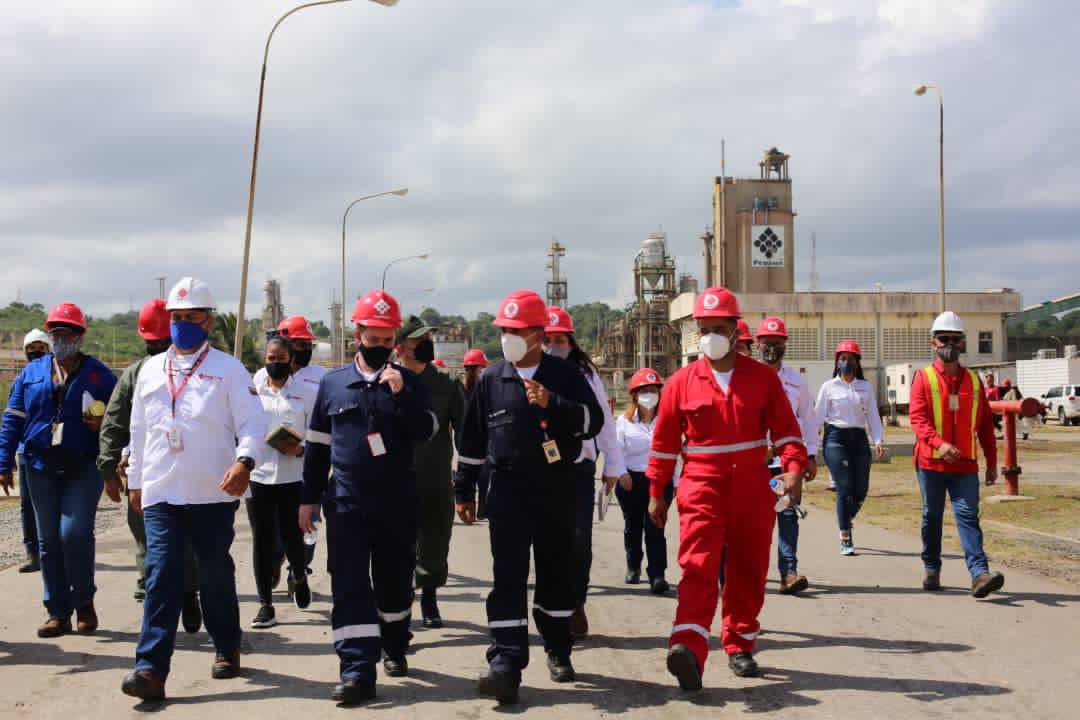 TellecheaRuiz's tweet photo. #23Nov || Damos inicio al Plan de Mantenimiento Mayor de la Planta Nitrogenados del Complejo Petroquímico Hugo Chávez #Carabobo para garantizar la producción de Fertilizantes de la Patria. 
#TrabajoEnEquipo #VictoriaSegura

@TareckPSUV
@drodriven2
@NicolasMaduro https://t.co/aAMfMa7NOw