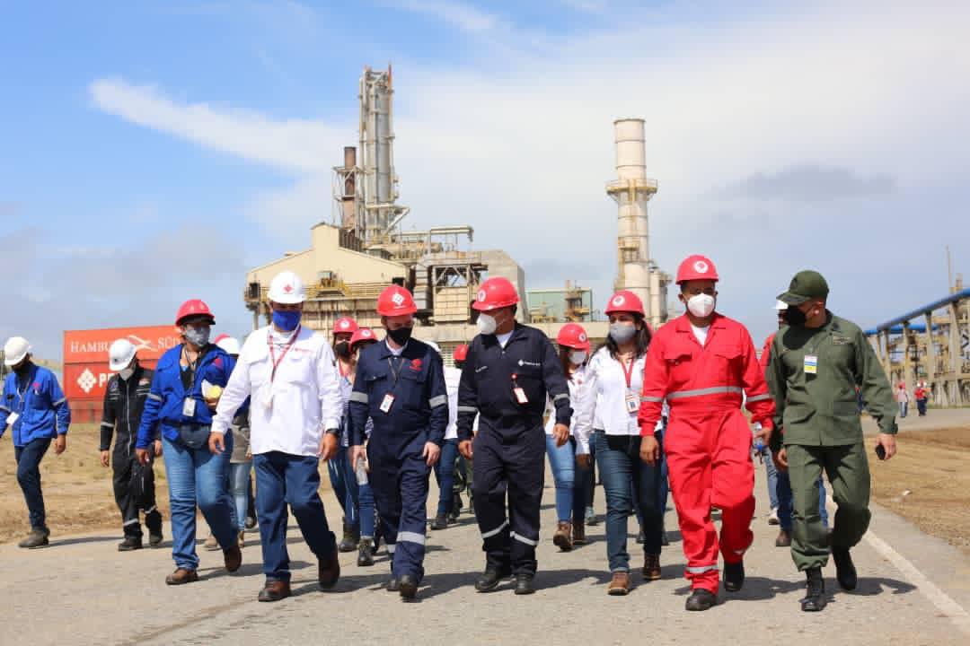 TellecheaRuiz's tweet photo. #23Nov || Damos inicio al Plan de Mantenimiento Mayor de la Planta Nitrogenados del Complejo Petroquímico Hugo Chávez #Carabobo para garantizar la producción de Fertilizantes de la Patria. 
#TrabajoEnEquipo #VictoriaSegura

@TareckPSUV
@drodriven2
@NicolasMaduro https://t.co/aAMfMa7NOw