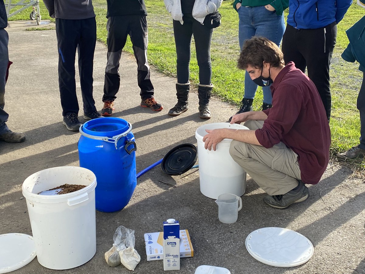 BeeAgritech's tweet photo. Hoy @BeeAgritech en @NekaDerio dando clase de #agriculturaecologica y #biopreparados a los alumnos del Grado Medio de Producción Agroecológica🌱 

#agriculturaecologica #apicultura #formación #biofertilizante #biotecnologia #emprendedores https://t.co/i0ubb98Yxg