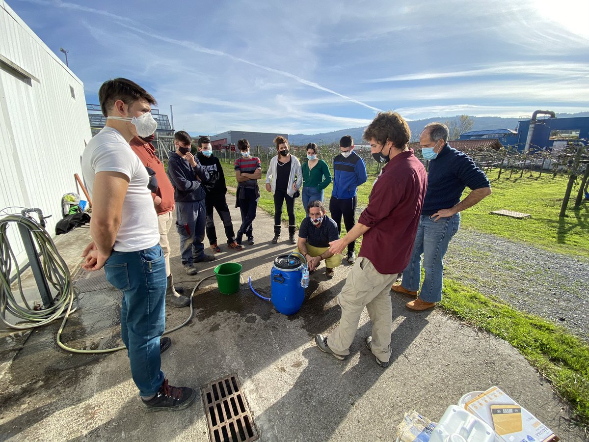 BeeAgritech's tweet photo. Hoy @BeeAgritech en @NekaDerio dando clase de #agriculturaecologica y #biopreparados a los alumnos del Grado Medio de Producción Agroecológica🌱 

#agriculturaecologica #apicultura #formación #biofertilizante #biotecnologia #emprendedores https://t.co/i0ubb98Yxg