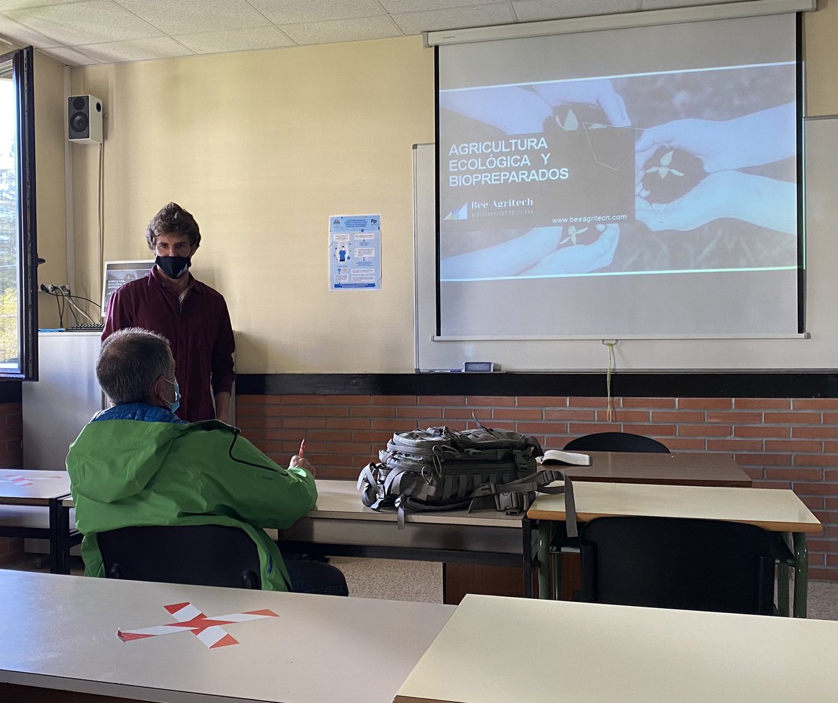 BeeAgritech's tweet photo. Hoy @BeeAgritech en @NekaDerio dando clase de #agriculturaecologica y #biopreparados a los alumnos del Grado Medio de Producción Agroecológica🌱 

#agriculturaecologica #apicultura #formación #biofertilizante #biotecnologia #emprendedores https://t.co/i0ubb98Yxg