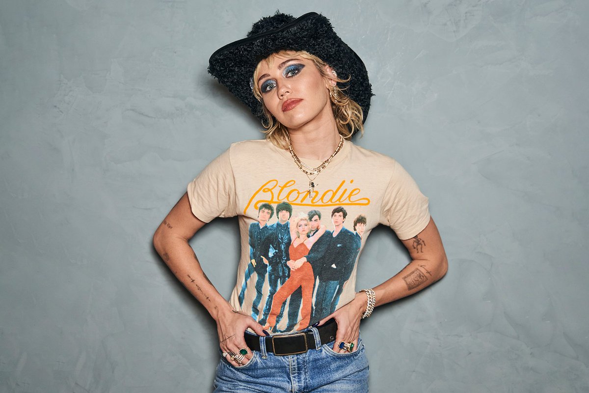 Mc Uk Plastichearts Out Now On Twitter Miley Cyrus The Plastichearts Interview For Applemusic Https T Co Bmvucd6aeg