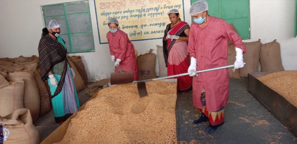 WCDOdisha's tweet photo. Mixing of ingredients for #Chhatua (Take Home Ration) on a fixed day (23rd of every month), across the state continues uninterrupted even during the pandemic. #fixedDay approach ensures quality control and transparency through stringent monitoring and supportive supervision. https://t.co/Y32KtVwg3Z