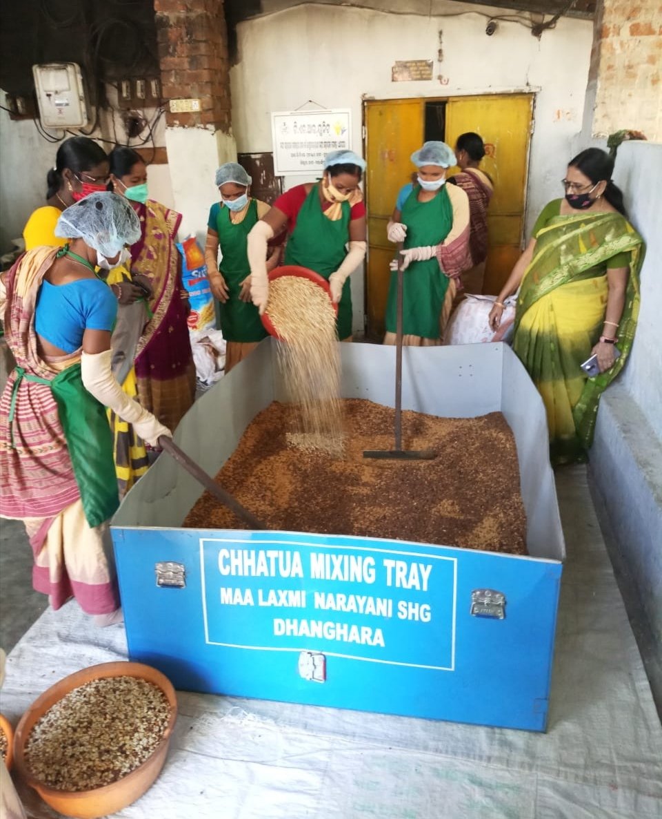 WCDOdisha's tweet photo. Mixing of ingredients for #Chhatua (Take Home Ration) on a fixed day (23rd of every month), across the state continues uninterrupted even during the pandemic. #fixedDay approach ensures quality control and transparency through stringent monitoring and supportive supervision. https://t.co/Y32KtVwg3Z