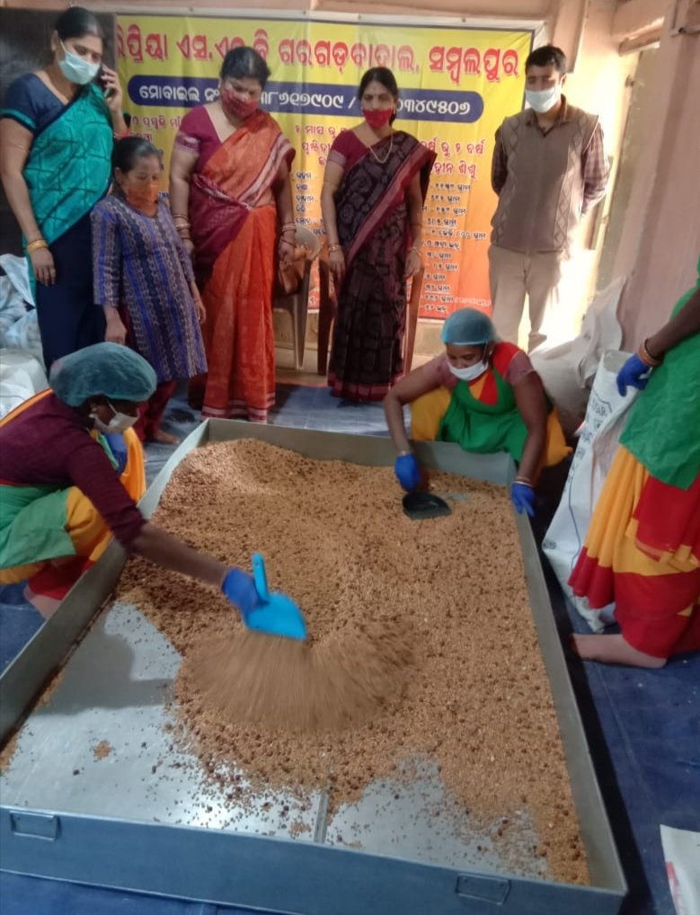 WCDOdisha's tweet photo. Mixing of ingredients for #Chhatua (Take Home Ration) on a fixed day (23rd of every month), across the state continues uninterrupted even during the pandemic. #fixedDay approach ensures quality control and transparency through stringent monitoring and supportive supervision. https://t.co/Y32KtVwg3Z