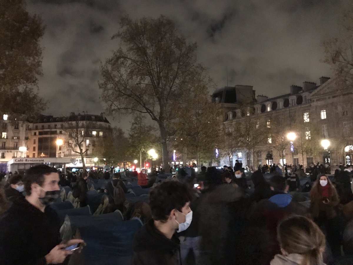 Les avocats avec les #migrants ! Paris n’est pas lesbos !!! @droitdurgence ⁦<a href="/placepublique10/">place publique Paris 10</a>⁩ ⁦<a href="/placepublique_/">Place publique 🟡</a>⁩ ⁦<a href="/CNCDH/">CNC Droits Homme</a>⁩ ⁦<a href="/libe/">Libération</a>⁩ ⁦<a href="/Avocats_Paris/">Avocats de Paris</a>⁩ ⁦<a href="/ClubAvotech/">Avotech</a>⁩