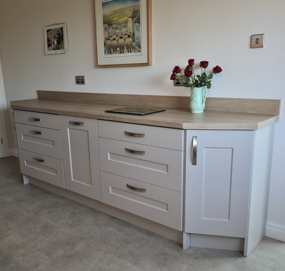 Project in a timeless shaker style door, that combines simple neutral shade of Cashmere with warm Quebec Oak worktop and a subtle splash of colour and glamour with a pink splash back.  

#ShakerKitchen #CountryKitchen #neffpassion #realhome #cashmere #York #kitchendesign