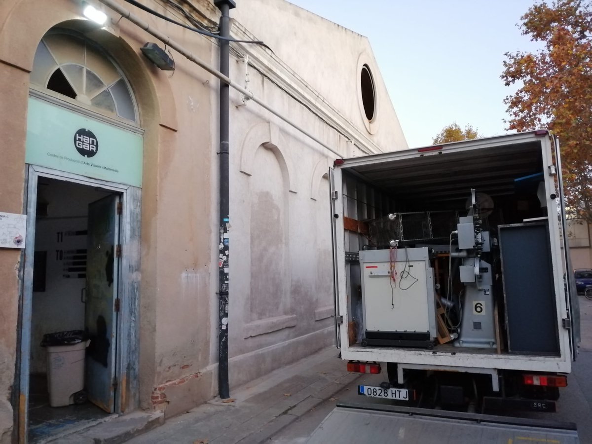 LabCrater's tweet photo. 📢📢📢Amigxs del cine! Por fin comienza una nueva etapa para nuestro colectivo. Ya tenemos todas las máquinas trasladadas y listas para la creación en su nuevo espacio.🥳🎉📽️ 

¡Nos vemos en @Hangar_org! https://t.co/eMgwSkzbhU