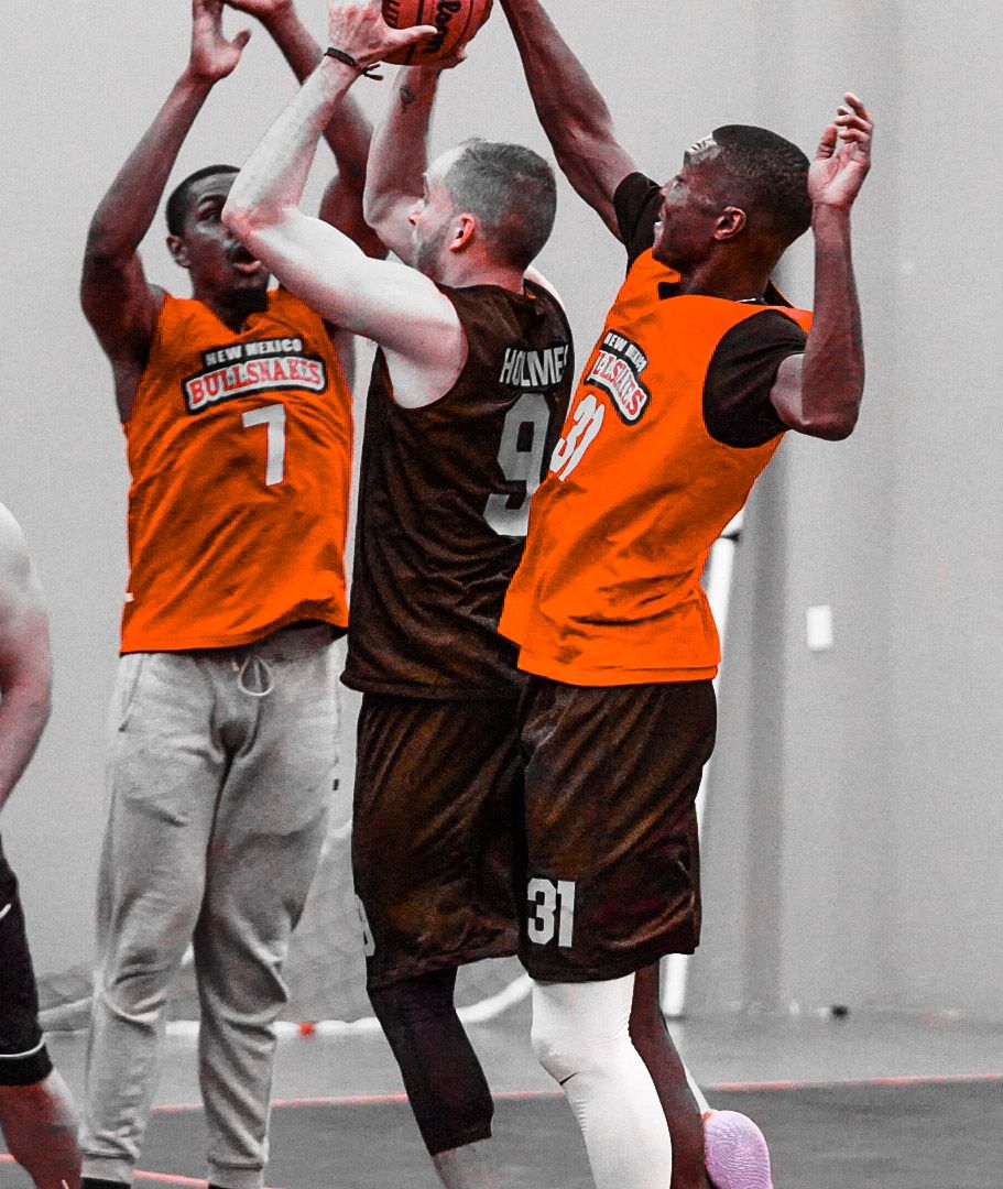 NBullsnakes's tweet photo. New Mexico's Professional Basketball team!! Josh Holmes goes through a crowd!💯♥️🏀🔜🎟#goBullsnakes https://t.co/JccpfjoBWe