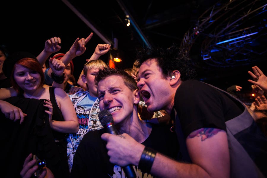 TomiT14's tweet photo. #tb Today it’s been 10 years since I got a chance to try to sing like a rock star at @Sum41's first show in 🇫🇮. One of my favorite memories! 😁 https://t.co/7ZXhetIdgb
