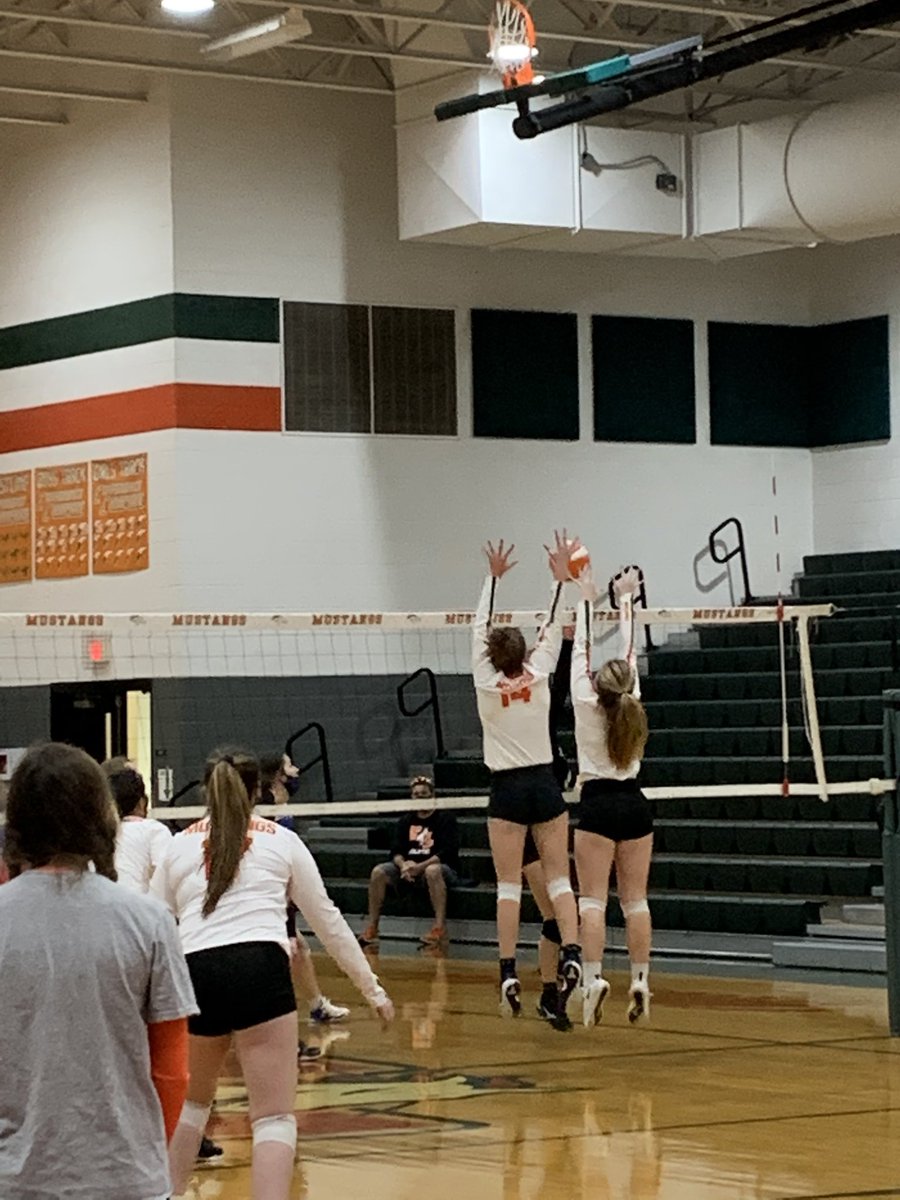 EHmustangs's tweet photo. Varsity volleyball! #Eluknow https://t.co/e0et4lpUdh
