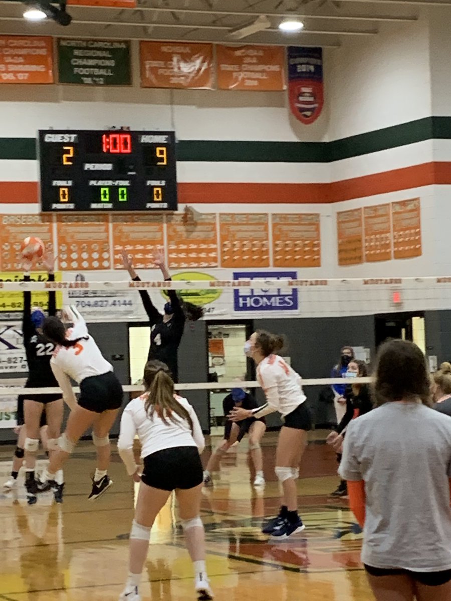 EHmustangs's tweet photo. Varsity volleyball! #Eluknow https://t.co/e0et4lpUdh