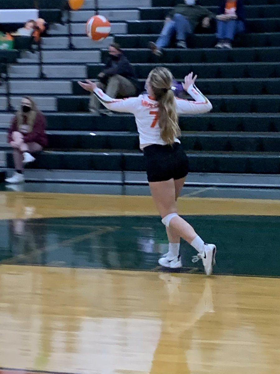 EHmustangs's tweet photo. Varsity volleyball! #Eluknow https://t.co/e0et4lpUdh