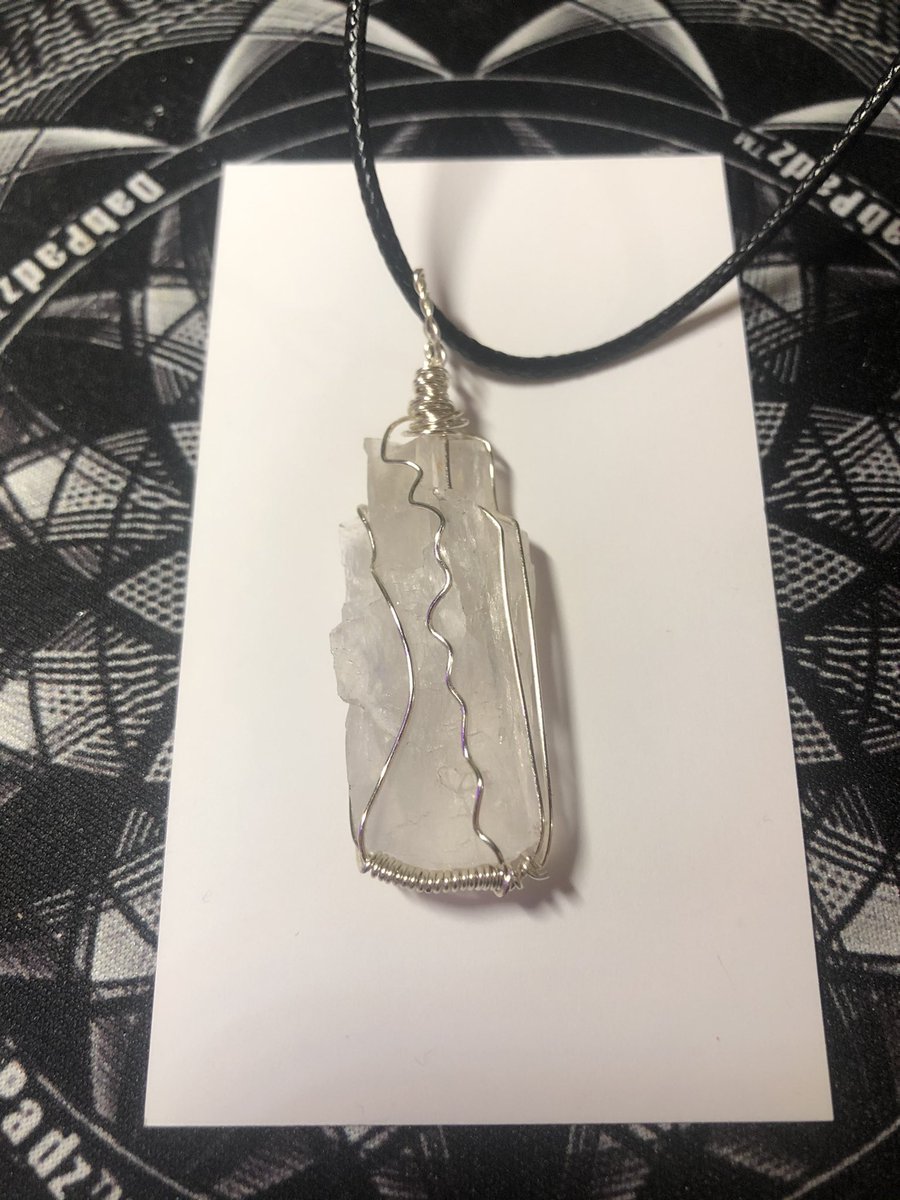 AIRANDEARTHC's tweet photo. Clear quartz $15 each plus $4.25 shipping !! https://t.co/Koxjb1CB0e