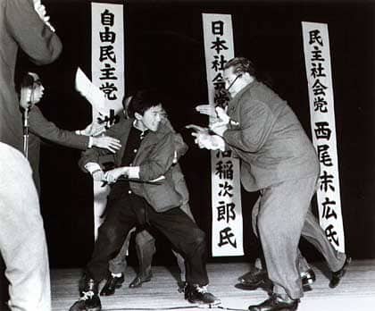 #HistoriadelFotoperiodismo 📸

Yasushi Nagao
<a href="/mainichi/">毎日新聞</a>
1961
#PullitzerdeFotografía

Caso: Momento en el que un joven de 17 años asesina al presidente del Partido Socialista Japonés, Inejiro Asanuma, en un debate político.