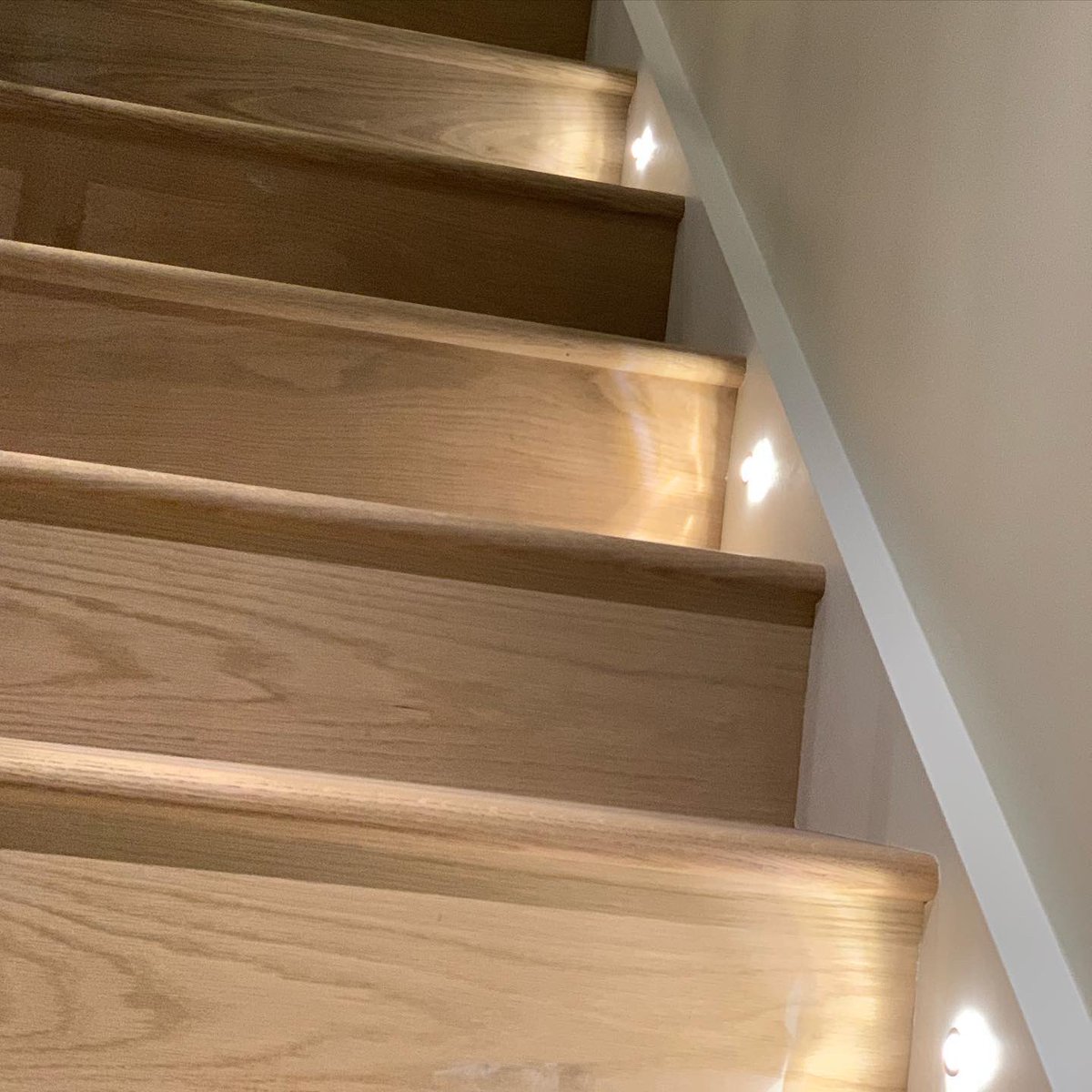 LecEtec's tweet image. Led stairs in our chislehurst project 👍 #chislehurst #chislehurstelectrician #ledstairs #oakstairs