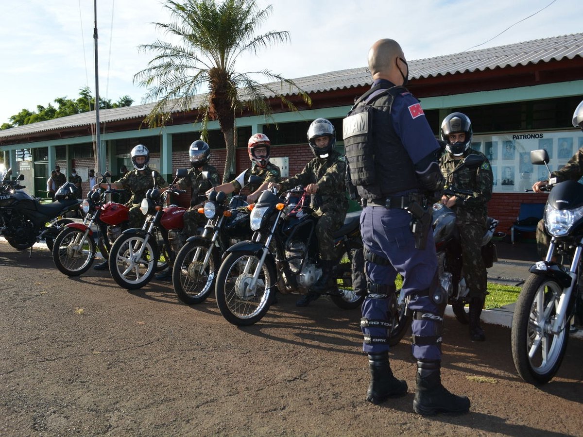 CmdoCMS's tweet photo. Londrina/PR. A fim de prevenir a ocorrência de acidentes de trânsito, o Tiro de Guerra 05-003, junto com a Guarda Municipal de Londrina, realizou a atividade de instrução abordando os cuidados na condução de veículos. https://t.co/9hwLk9HX6p