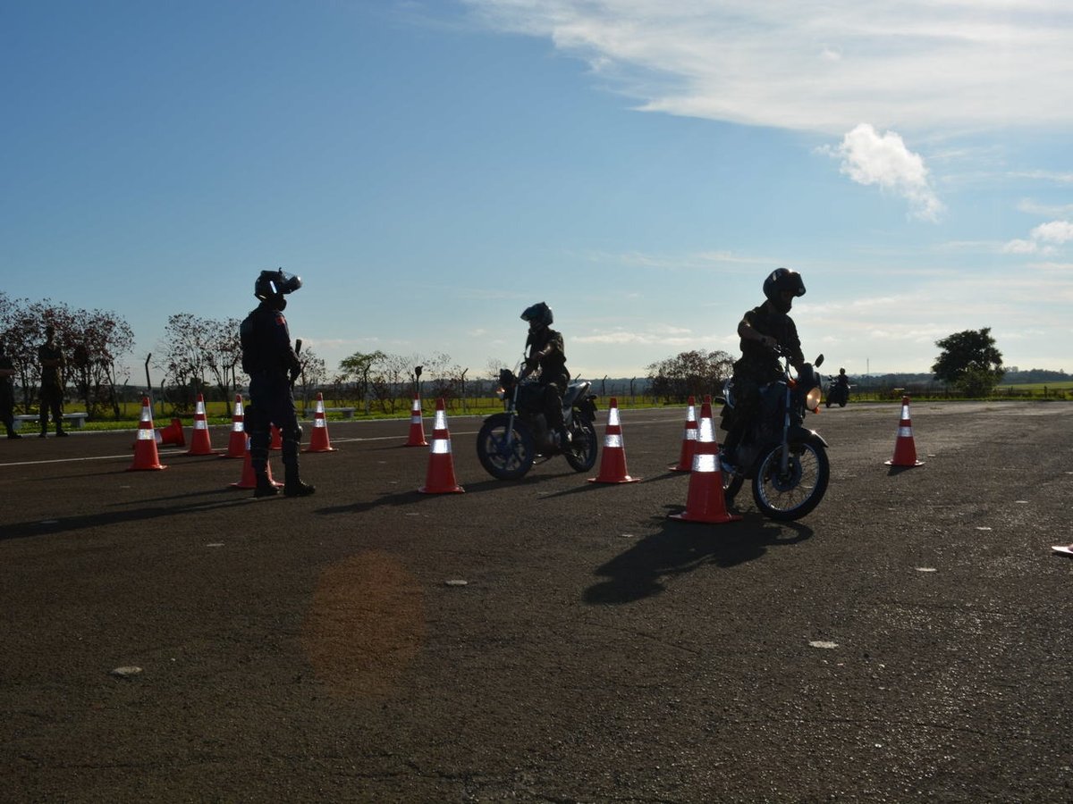 CmdoCMS's tweet photo. Londrina/PR. A fim de prevenir a ocorrência de acidentes de trânsito, o Tiro de Guerra 05-003, junto com a Guarda Municipal de Londrina, realizou a atividade de instrução abordando os cuidados na condução de veículos. https://t.co/9hwLk9HX6p