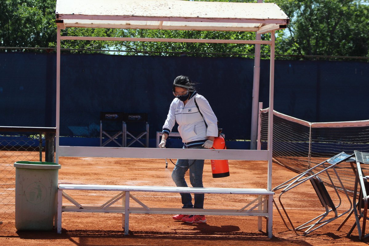 AATenis's tweet photo. 👩🏻 Nuestras profesionales volvieron a las canchas en @SanLorenzo
🎾 La acción se inició con la qualy.
🔜 Este martes comienza el cuadro principal, con las jugadoras más destacadas del ranking nacional.
😷 Bajo los cuidados del #ProtocoloAAT
➕ en https://t.co/lNVlxgfekz https://t.co/E1JR4I3nBf