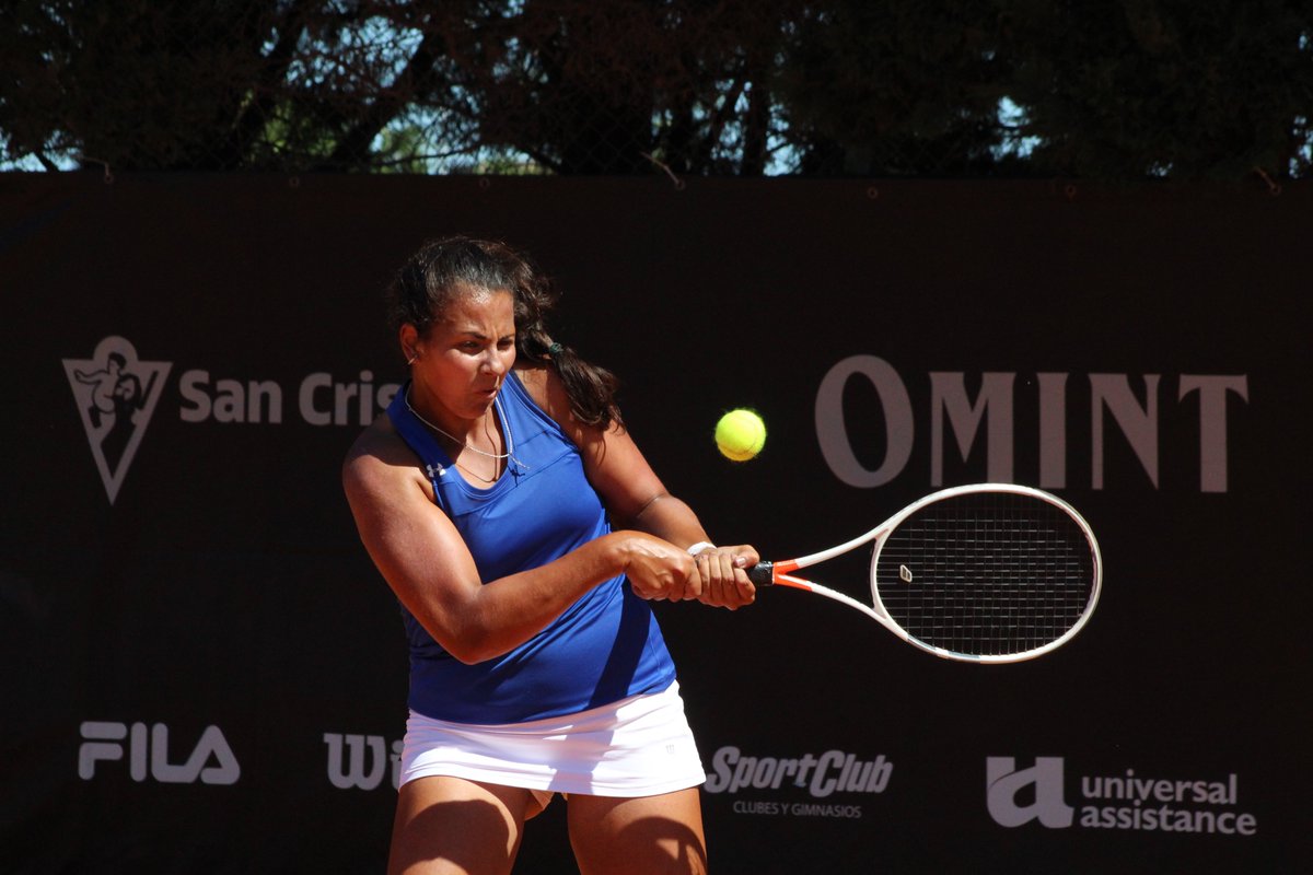 AATenis's tweet photo. 👩🏻 Nuestras profesionales volvieron a las canchas en @SanLorenzo
🎾 La acción se inició con la qualy.
🔜 Este martes comienza el cuadro principal, con las jugadoras más destacadas del ranking nacional.
😷 Bajo los cuidados del #ProtocoloAAT
➕ en https://t.co/lNVlxgfekz https://t.co/E1JR4I3nBf