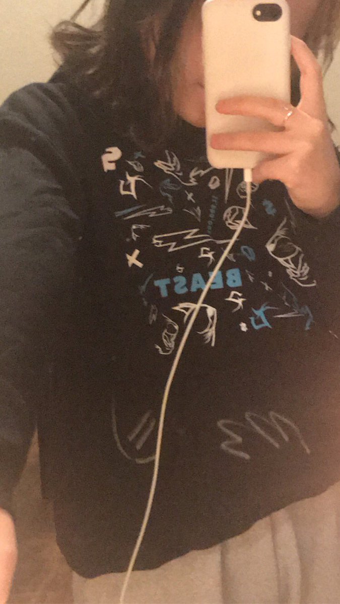 haylee00829374's tweet image. IT CAME IN @MrBeastYT !! does anyone know who signed the smiley face ?? #mrbeast #signedmerch