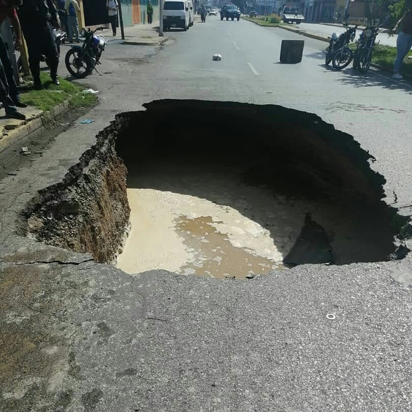 emeralvarez's tweet photo. Un país con grandes reservas petroleras y NO tiene un asfalto digno para transitar por las calles. Al igual que todo lo que toca la Revolución, nuestro estado está en riesgo. https://t.co/snKus7XkW5