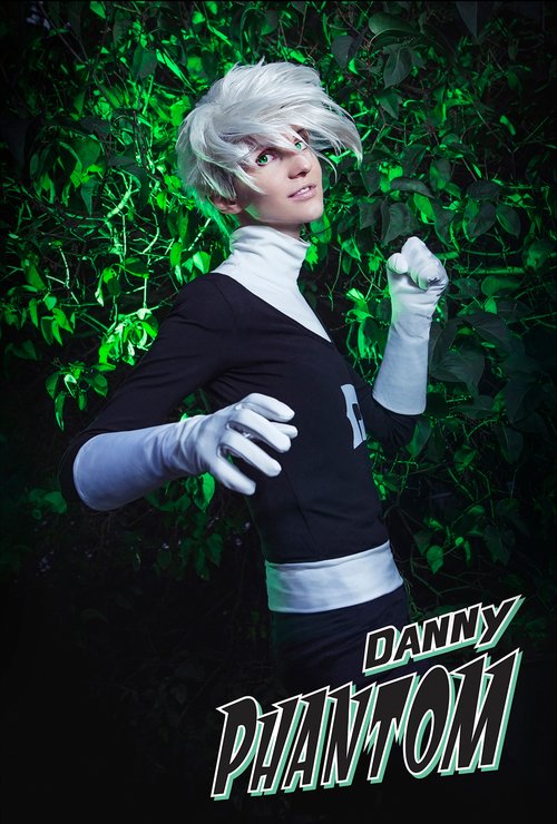 @dylandavii @cohlsworld Aren't they both just based on his typical pose and catchphrase? You know, like all Danny Phantom cosplayers?