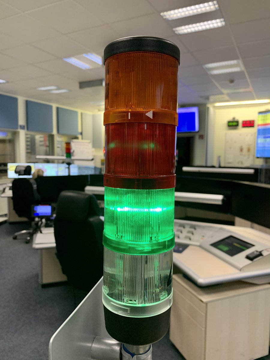 Vodafone meldet um 20:00 Uhr: 

Die Dienste stehen wieder zur Verfügung. 

Evtl ist ein Neustart des Telefons nötig.