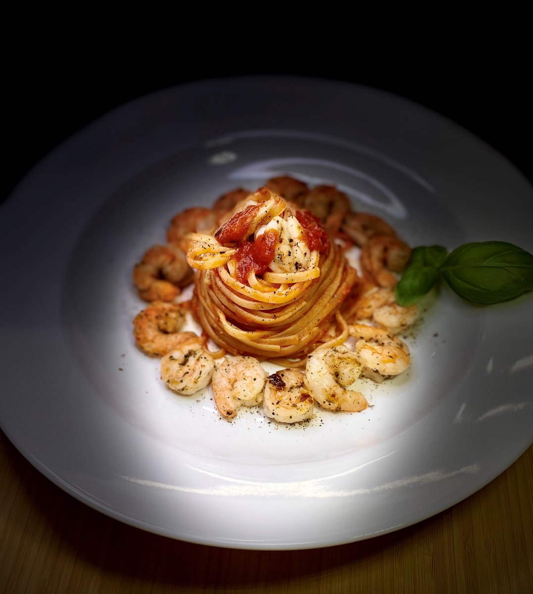 Linguine con Gamberi Aglio e Basilico. Linguine with Garlic Butter Shrimp. Squisito!!! #food #italianfood #italianrestaurant #lacucinaitaliana #Vancouver #northvancouver