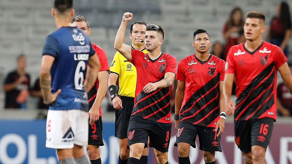 Un dato de color que es más novedoso cuando se trata de equipos de distintos países son los jugadores que vistieron ambas camisetas: Tomás Andrade, Marco Ruben, autor del gol en la idea de la Recopa 2019 y Lucho González, ganador de 4 títulos en River y 6 en Paranaense.