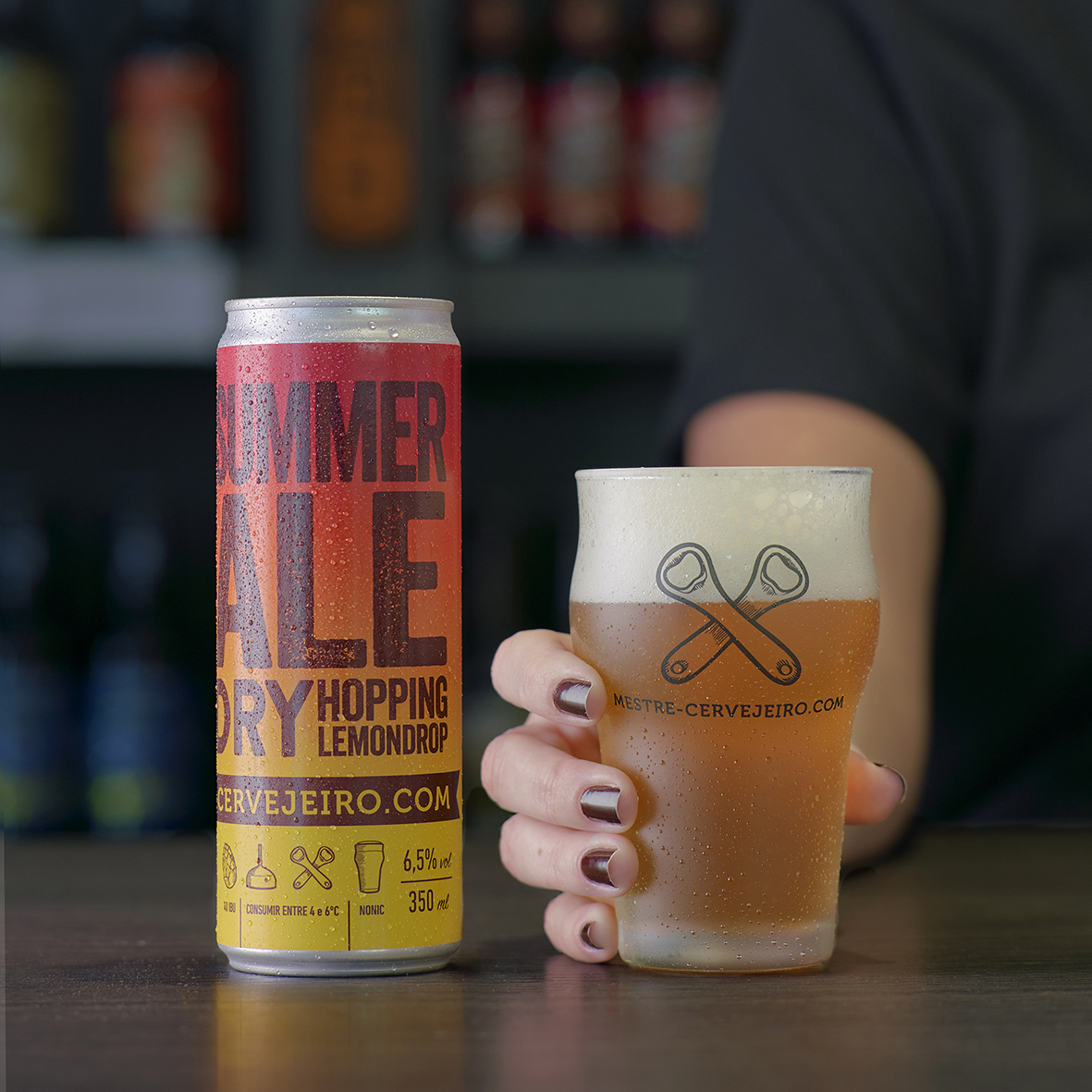 Com o frescor dos lúpulos americanos, e equilíbrio das American IPAs atuais, esta cerveja é muito aromática e refrescante, “temperada” com lúpulo cítrico Lemmon Drop.

Ela tem coloração alaranjada, levemente turva, com espuma cremosa. Aromas cítricos e frutados.