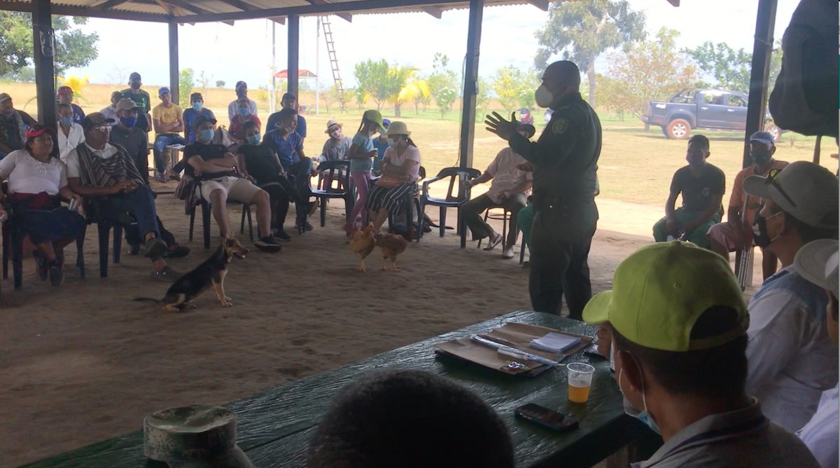 mindefensa's tweet photo. .@PoliciaColombia realizó consejo comunitario con campesinos del sector rural de #PuertoCarreño, #Vichada en compañía de @COL_EJERCITO en la #VeredaElProgreso tratando temas de seguridad ciudadana y la creación de un Frente de Seguridad.
CC @PoliciaVichada https://t.co/Z3P2OzL7pZ