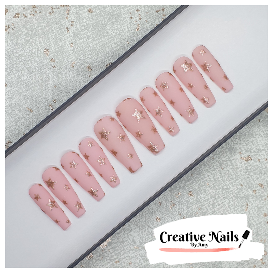 CreativeNailsUK's tweet photo. ✨ NEW ✨

In love with these matte pink false nails with shiny rose gold stars! Don't they look gorgeous?! 😍

👇 OUT NOW ON ETSY! 👇
https://t.co/8Ujxejc8js https://t.co/rhXDGcNIlh