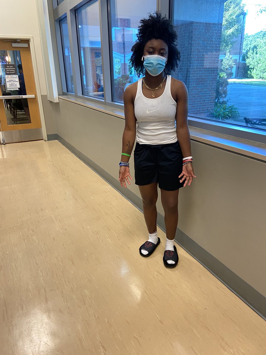 After a tough therapy session 1.5 hours... results...BRACE GONE!!
💪🏽💪🏽Closer to recovery💪🏽💪🏽