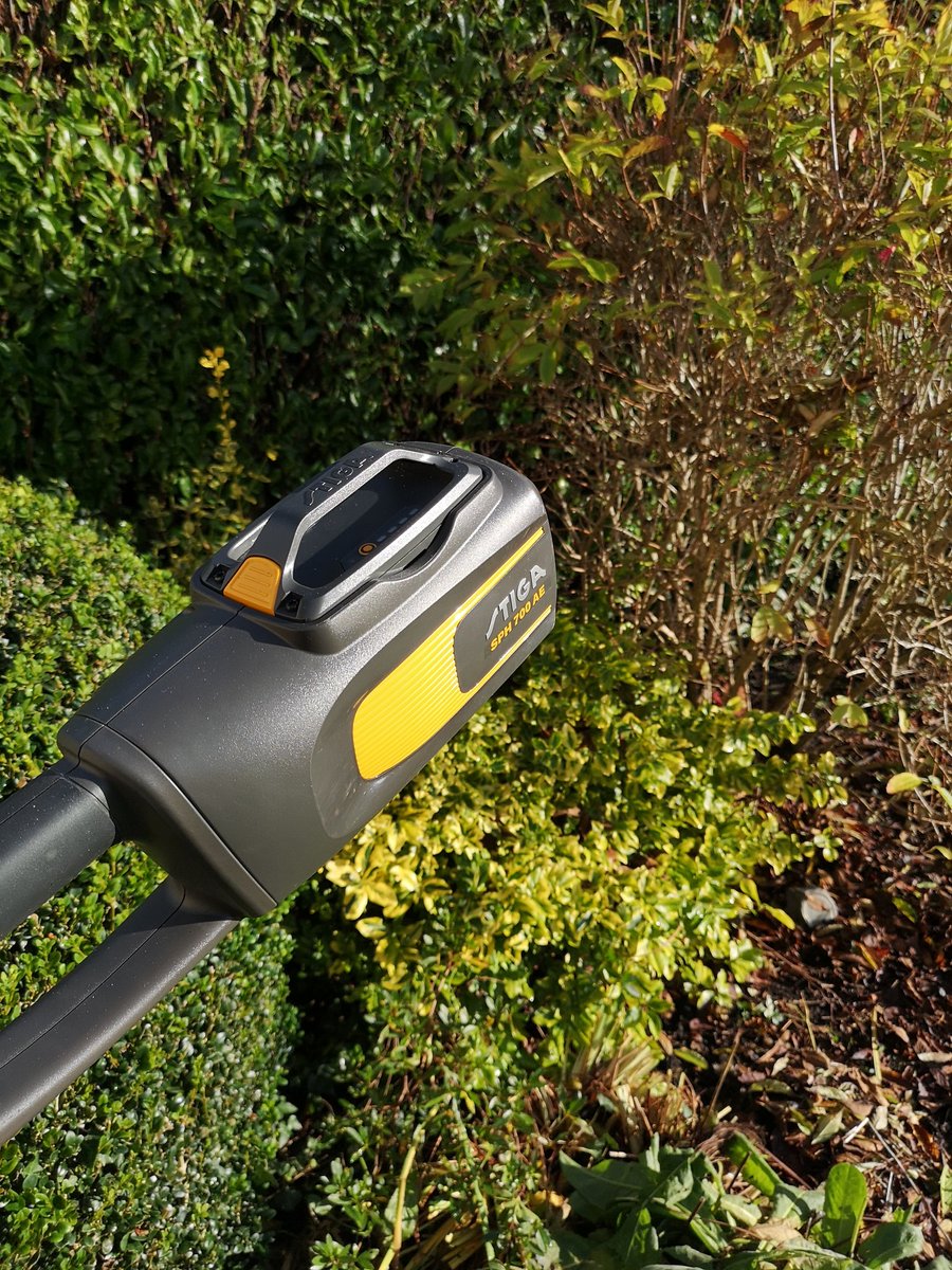GiantVeg's tweet image. Bulb planting finished off and the final trim with the battery operated tools from @StigaLawnmowers @stiga_garden
#batterypower
#stiga
#batterytools