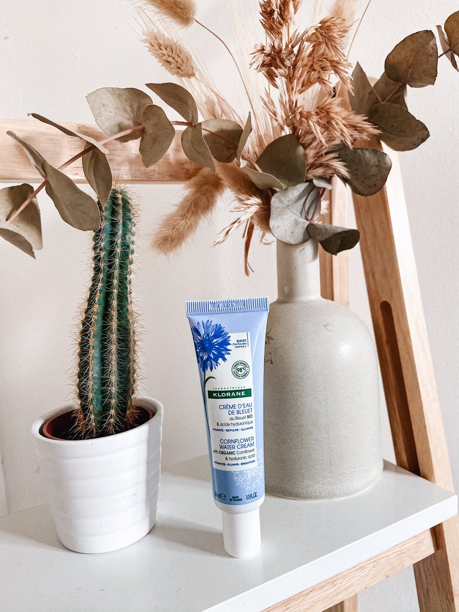 la crème d’eau de bleuet @klorane_france. bio, d’origine naturelle, elle repulpe et hydrate parfaitement. bref, jamais déçue de cette marque 🤍
#MonSoinVisageKlorane #BeautéNaturelle