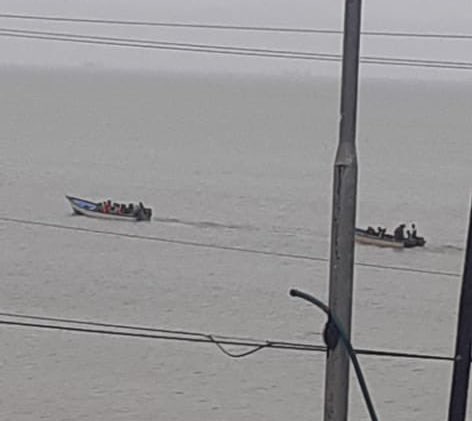 milmanrique's tweet photo. #23Nov Una atrocidad lo que hizo Trinidad y Tobago 🇹🇹 deportando en un peñero hacía Venezuela a 16 niños, entre ellos, uno de 4 meses de edad y 9 mujeres. Están DESAPARECIDOS en alta mar. 

NO TENDRÁN PERDÓN DE DIOS! https://t.co/OnSS587Ln8
