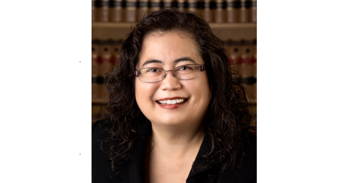 UALR's tweet image. First-gen graduate Jessie Burchfield rises to achieve dream of becoming @BowenLaw library director

#FirstGenTrojan

ualr.edu/news/2020/11/1…