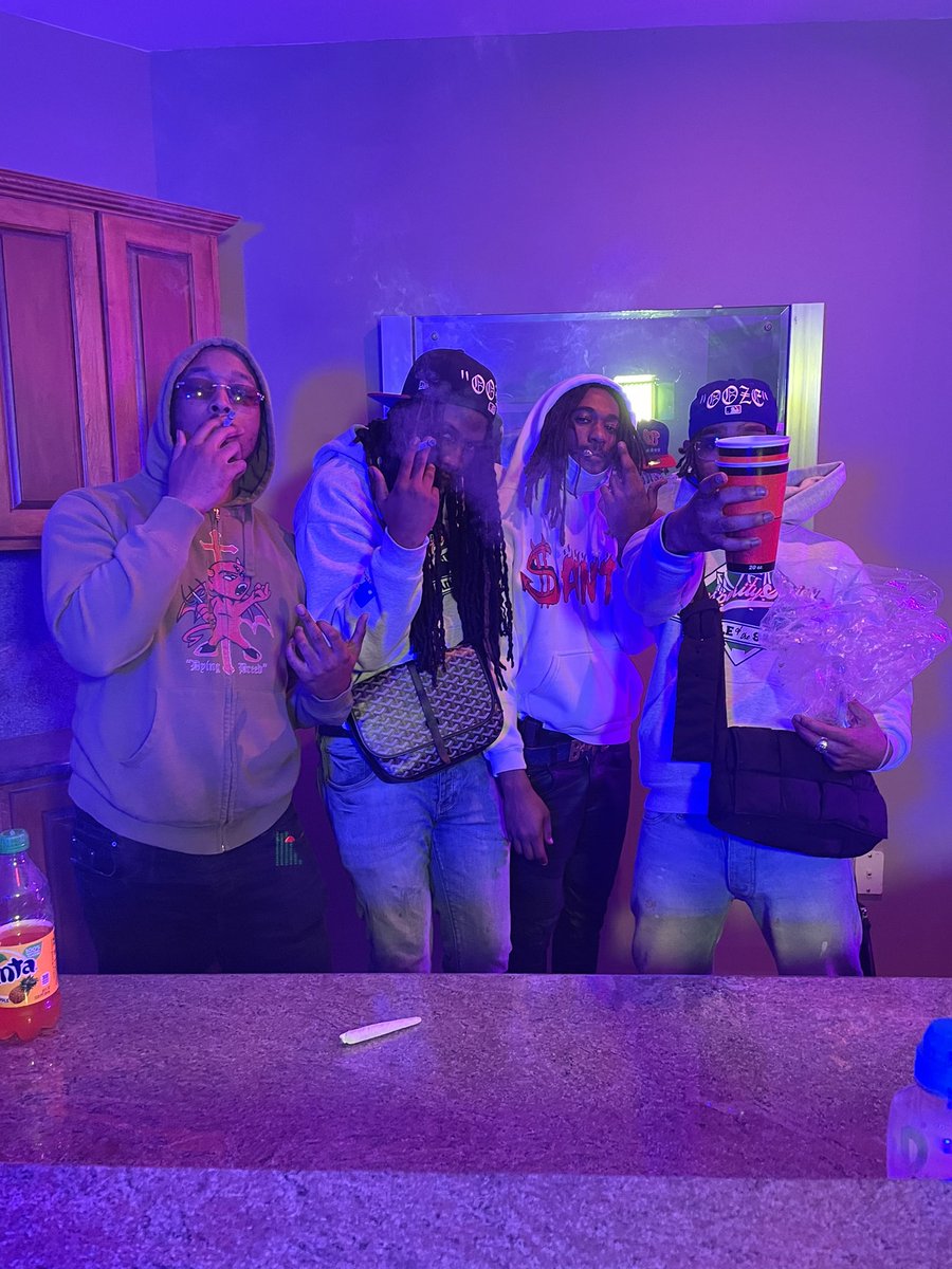 Mjwitdadope's tweet image. Bitches be omg there they go again...